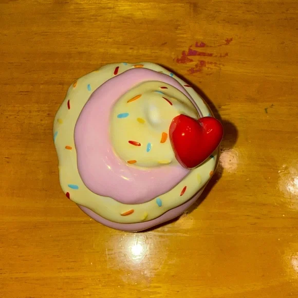 Cupcake with heart covered cup. - Picture 2 of 9